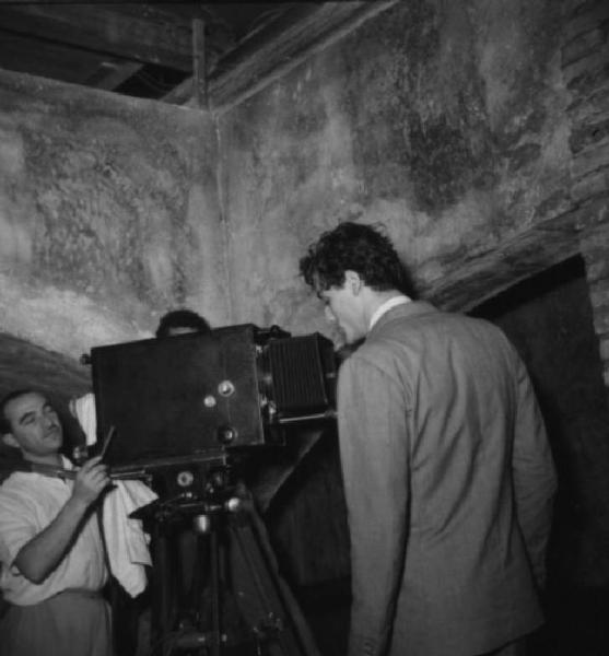 Set del film "Anna" - Regia Alberto Lattuada - 1951 - Il regista Alberto Lattuada dietro la macchina da presa e l'attore Vittorio Gassman