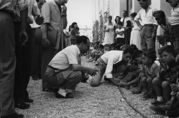 Set del film "Anna" - Regia Alberto Lattuada - 1951 - Il regista Alberto Lattuada sul set osserva una fila di bambini seduti