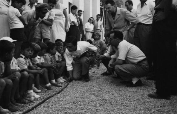 Set del film "Anna" - Regia Alberto Lattuada - 1951 - Il regista Alberto Lattuada sul set osserva una fila di bambini seduti