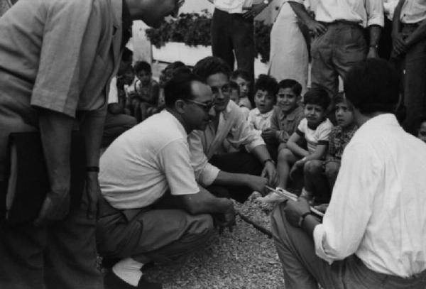 Set del film "Anna" - Regia Alberto Lattuada - 1951 - Il regista Alberto Lattuada sul set osserva una fila di bambini seduti