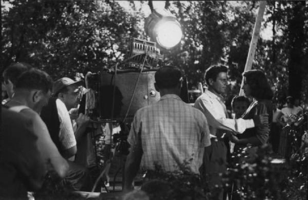 Set del film "Anna" - Regia Alberto Lattuada - 1951 - Il regista Alberto Lattuada sul set dietro la macchina da presa con gli attori Raf Vallone e Silvana Mangano