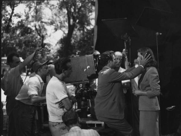 Set del film "Anna" - Regia Alberto Lattuada - 1951 - Il regista Alberto Lattuada sul set dietro la macchina da presa con gli attori Raf Vallone e Silvana Mangano