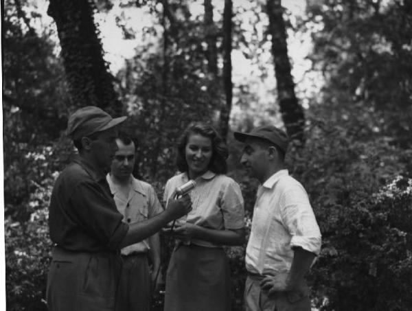 Set del film "Anna" - Regia Alberto Lattuada - 1951 - Il regista Alberto Lattuada e l'attrice Silvana Mangano intervistati da un giornalista