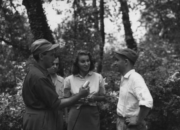 Set del film "Anna" - Regia Alberto Lattuada - 1951 - Il regista Alberto Lattuada e l'attrice Silvana Mangano intervistati da un giornalista