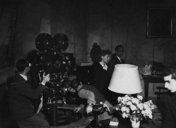 Set del film "La freccia nel fianco" - Regia Alberto Lattuada - 1944 - Il regista Alberto Lattuada dietro la macchina da presa sul set con l'attrice Mariella Lotti