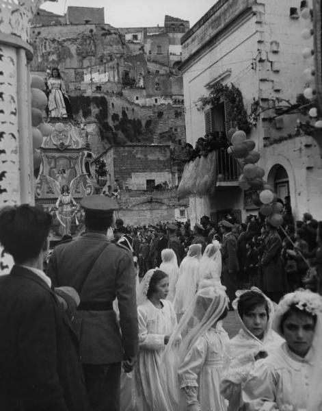 Scena del film "La lupa" - Regia Alberto Lattuada - 1953 - Corteo con attori non identificati