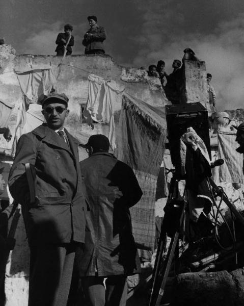 Set del film "La lupa" - Regia Alberto Lattuada - 1953 - Il regista Alberto Lattuada alla macchina da presa sul set