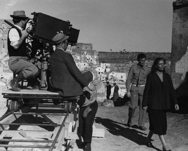 Set del film "La lupa" - Regia Alberto Lattuada - 1953 - Il regista Alberto Lattuada sul set con gli attori Ettore Manni e Kerima