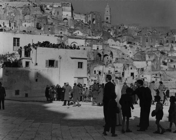 Set del film "La lupa" - Regia Alberto Lattuada - 1953 - Il regista Alberto Lattuada sul set con gli attori Ettore Manni e May Britt