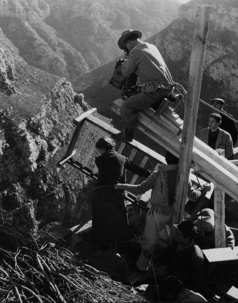 Set del film "La lupa" - Regia Alberto Lattuada - 1953 - Il regista Alberto Lattuada alla macchina da presa sul set con attori e operatori della troupe