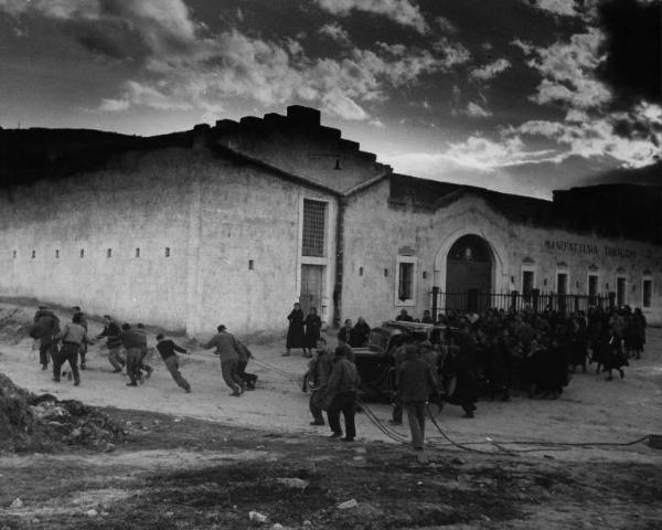 Scena del film "La lupa" - Regia Alberto Lattuada - 1953 - Scena di massa davanti a una manifattura tabacchi