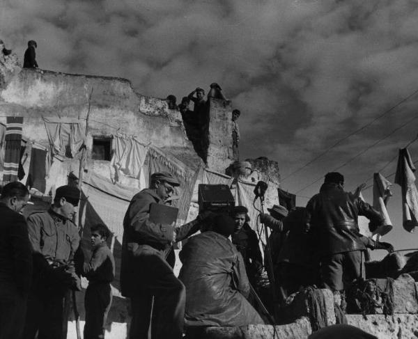 Set del film "La lupa" - Regia Alberto Lattuada - 1953 - Il regista Alberto Lattuada alla macchina da presa sul set con gli operatori della troupe