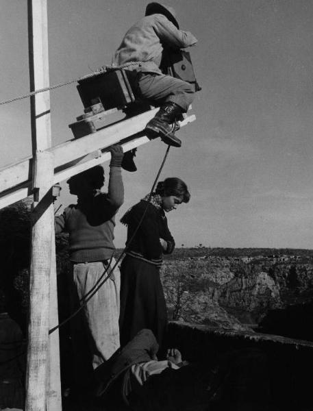 Set del film "La lupa" - Regia Alberto Lattuada - 1953 - Il regista Alberto Lattuada dietro la macchina da presa sul set con l'attrice May Britt