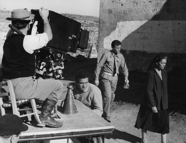 Set del film "La lupa" - Regia Alberto Lattuada - 1953 - Il regista Alberto Lattuada dietro la macchina da presa sul set con gli attori Ettore Manni e Kerima