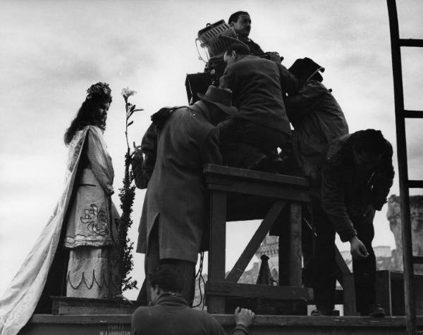 Set del film "La lupa" - Regia Alberto Lattuada - 1953 - Il regista Alberto Lattuada dietro la macchina da presa sul set con gli operatori della troupe e l'attrice May Britt