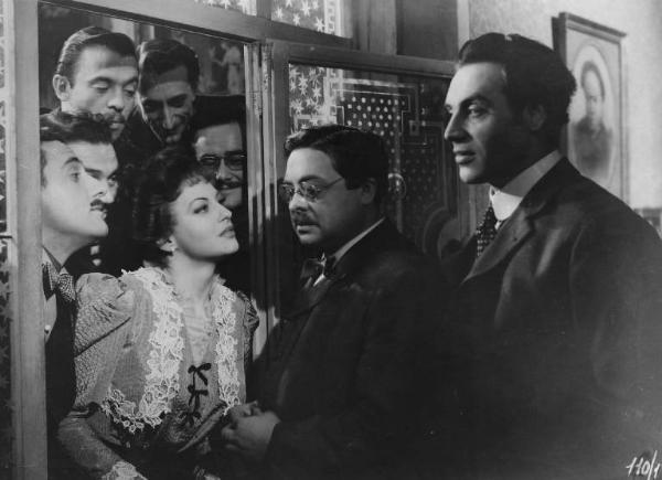 Scena del film "Il delitto di Giovanni Episcopo" - Regia Alberto Lattuada - 1947 - Gli attori Aldo Fabrizi, Yvonne Sanson, Galeazzo Benti, Alberto Sordi, Roldano Lupi e atttori non identificati