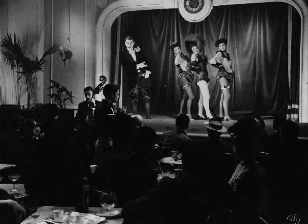 Scena del film "Il delitto di Giovanni Episcopo" - Regia Alberto Lattuada - 1947 - Attori non identificati si esibiscono in un tabarin