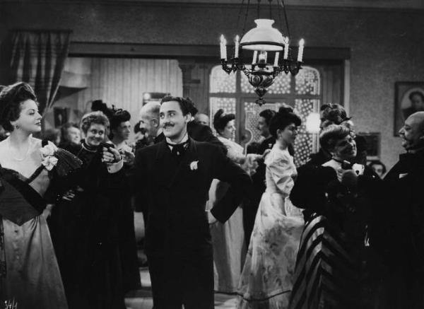 Scena del film "Il delitto di Giovanni Episcopo" - Regia Alberto Lattuada - 1947 - Gli attori Yvonne Sanson, Alberto Sordi, Ave Ninchi e attori non identificati in una sala da ballo