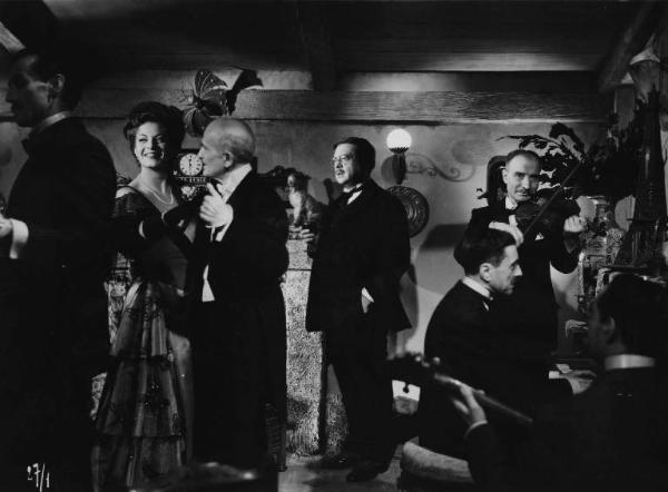 Scena del film "Il delitto di Giovanni Episcopo" - Regia Alberto Lattuada - 1947 - Gli attori Aldo Fabrizi e Yvonne Sanson in una sala da ballo