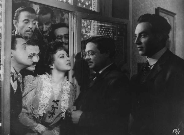 Scena del film "Il delitto di Giovanni Episcopo" - Regia Alberto Lattuada - 1947 - Gli attori Aldo Fabrizi, Yvonne Sanson, Galeazzo Benti, Alberto Sordi, Roldano Lupi e atttori non identificati