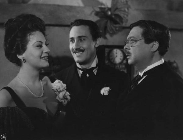 Scena del film "Il delitto di Giovanni Episcopo" - Regia Alberto Lattuada - 1947 - Gli attori Aldo Fabrizi, Yvonne Sanson e Alberto Sordi