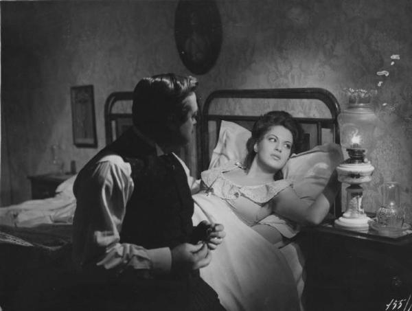 Scena del film "Il delitto di Giovanni Episcopo" - Regia Alberto Lattuada - 1947 - Gli attori Aldo Fabrizi e Yvonne Sanson a letto