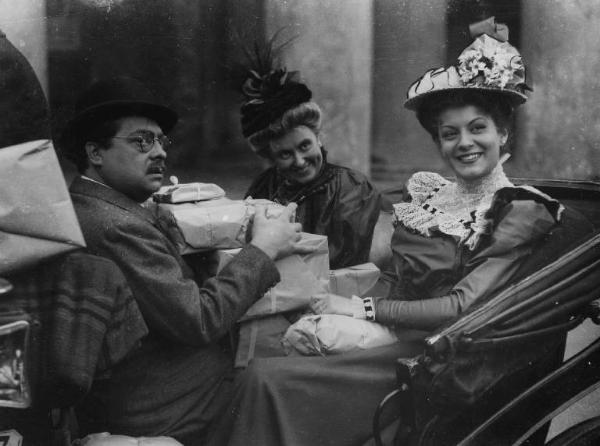 Scena del film "Il delitto di Giovanni Episcopo" - Regia Alberto Lattuada - 1947 - Gli attori Aldo Fabrizi, Yvonne Sanson e Ave Ninchi in carrozza