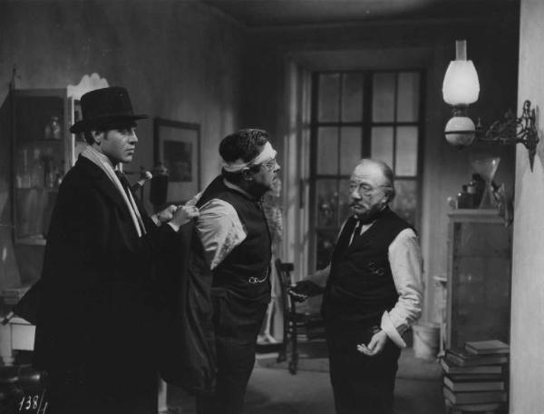 Scena del film "Il delitto di Giovanni Episcopo" - Regia Alberto Lattuada - 1947 - Gli attori Aldo Fabrizi e Roldano Lupi e un attore non identificato