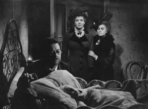 Scena del film "Il delitto di Giovanni Episcopo" - Regia Alberto Lattuada - 1947 - Gli attori Aldo Fabrizi, Yvonne Sanson, Ave Ninchi e un bambino a letto