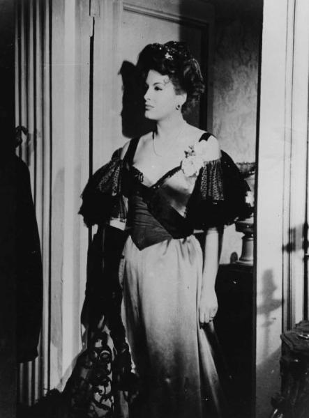 Scena del film "Il delitto di Giovanni Episcopo" - Regia Alberto Lattuada - 1947 - L'attrice Yvonne Sanson