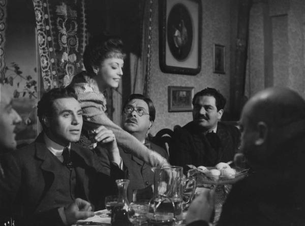 Scena del film "Il delitto di Giovanni Episcopo" - Regia Alberto Lattuada - 1947 - Gli attori Aldo Fabrizi, Roldano Lupi, Yvonne Sanson e Folco Lulli a tavola