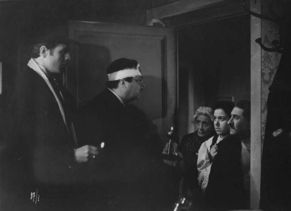 Scena del film "Il delitto di Giovanni Episcopo" - Regia Alberto Lattuada - 1947 - Gli attori Aldo Fabrizi, Roldano Lupi, Nando Bruno e due attrici non identificate