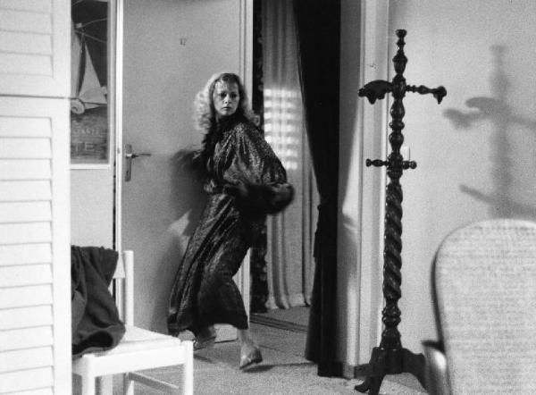 Scena del film "La cicala" - Regia Alberto Lattuada - 1980 - L'attrice Virna Lisi in vestaglia