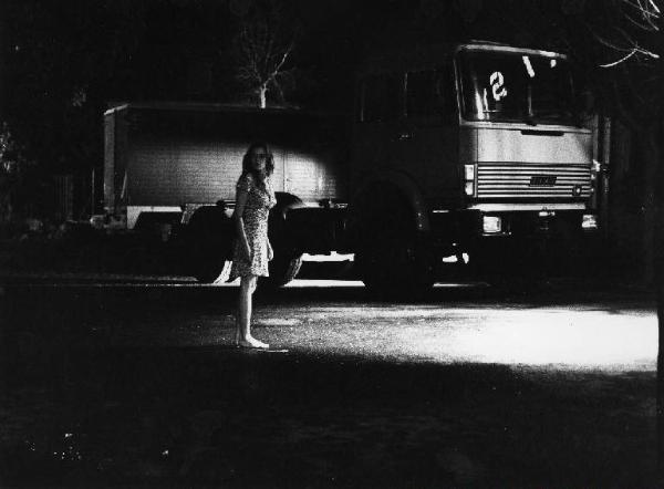 Scena del film "La cicala" - Regia Alberto Lattuada - 1980 - L'attrice Barbara De Rossi accanto a un camion