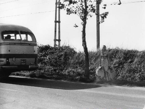 Scena del film "La cicala" - Regia Alberto Lattuada - 1980 - L'attrice Barbara De Rossi con le valige accanto a un autobus