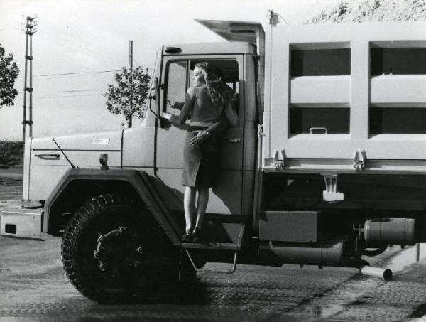 Scena del film "La cicala" - Regia Alberto Lattuada - 1980 - L'attrice Barbara De Rossi su un camion