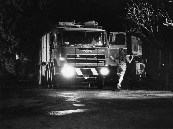 Scena del film "La cicala" - Regia Alberto Lattuada - 1980 - Gli attori Renato Salvatori, sul camion e Barbara De Rossi, di spalle