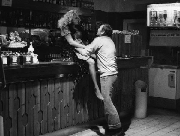 Scena del film "La cicala" - Regia Alberto Lattuada - 1980 - Gli attori Renato Salvatori e Virna Lisi in un bar