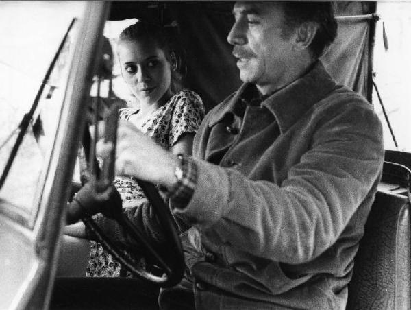 Scena del film "La cicala" - Regia Alberto Lattuada - 1980 - Gli attori Anthony Franciosa e Barbara De Rossi in automobile