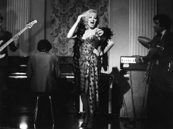 Scena del film "La cicala" - Regia Alberto Lattuada - 1980 - L'attrice Virna Lisi tra i musicisti si esibisce sul palco