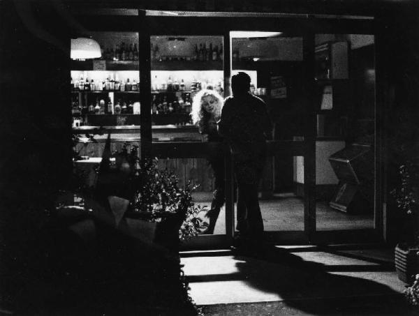 Scena del film "La cicala" - Regia Alberto Lattuada - 1980 - Gli attori Renato Salvatori e Virna Lisi in un bar