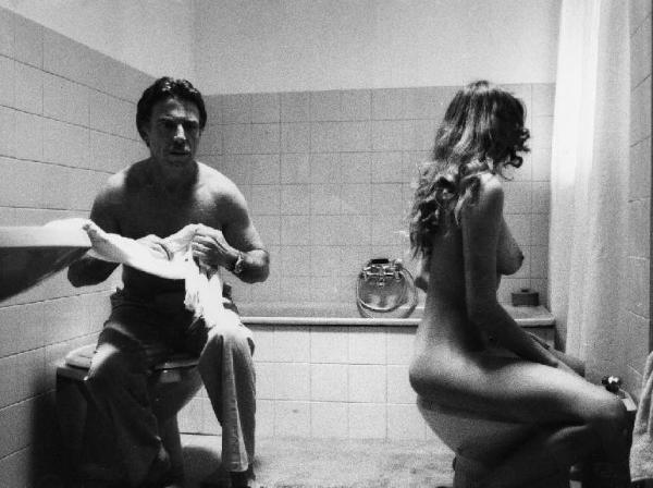 Scena del film "La cicala" - Regia Alberto Lattuada - 1980 - Gli attori Anthony Franciosa e Barbara De Rossi, nuda, in bagno