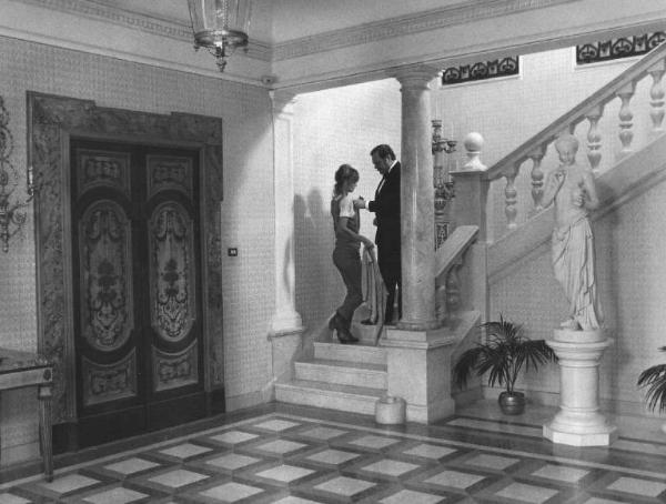 Scena del film "Oh! Serafina" - Regia Alberto Lattuada - 1976 - Gli attori Ettore Manni e Dalila Di Lazzaro sui gradini di una scala