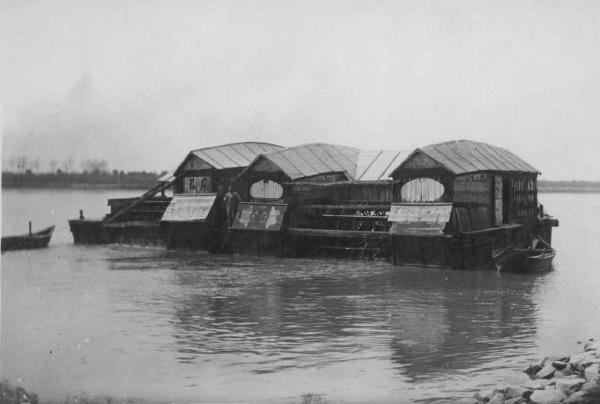 Set del film "Il mulino del Po" - Regia Alberto Lattuada - 1948 - Un mulino sul fiume Adige