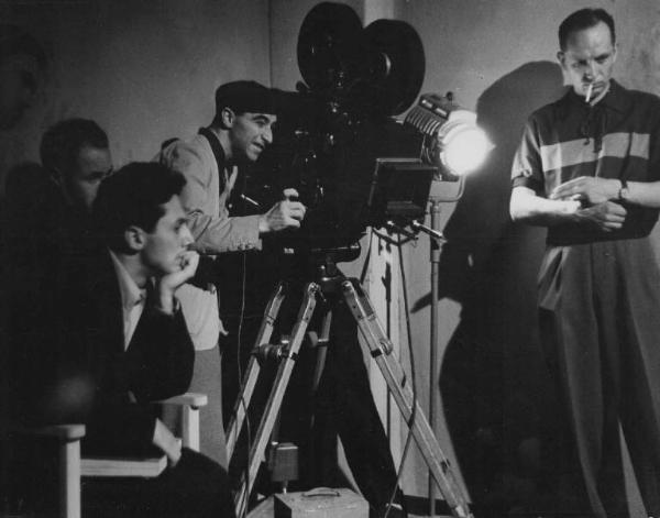 Set del film "Giacomo l'idealista" - Regia Alberto Lattuada - 1943 - Il regista Alberto Lattuada dietro la macchina da presa con il direttore della fotografia Carlo Nebiolo sul set