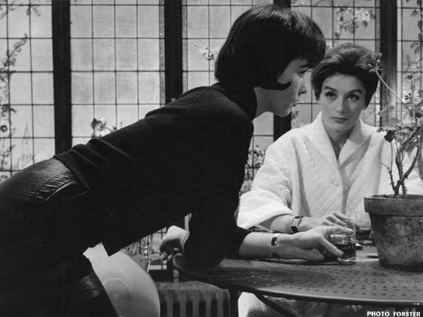 Scena del film "L'imprevisto" - Regia Alberto Lattuada - 1961 - Le attrici Jeanne Valérie e Anouk Aimée