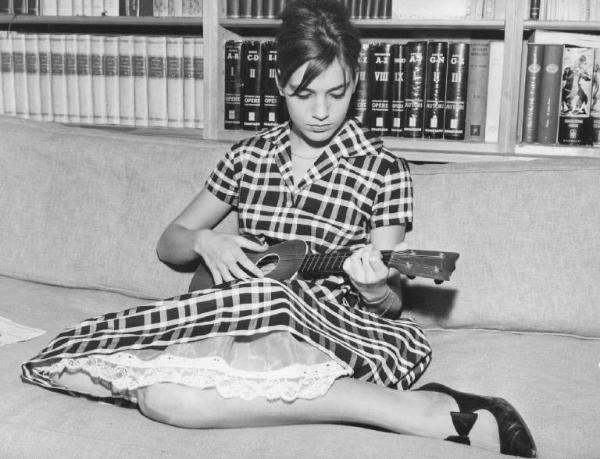 Scena del film "I dolci inganni" - Regia Alberto Lattuada - 1960 - L'attrice Catherine Spaak con un ukulele