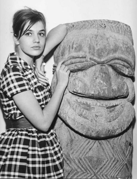 Scena del film "I dolci inganni" - Regia Alberto Lattuada - 1960 - L'attrice Catherine Spaak appoggiata a una statua