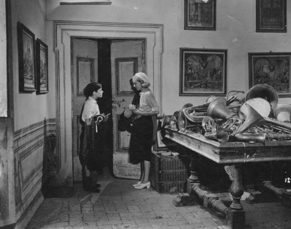 Scena del film "La freccia nel fianco" - Regia Alberto Lattuada - 1944 - Il bambino Cesare Barbetti con l'attrice Mariella Lotti