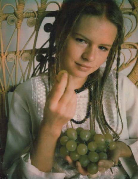 Set del film "Le farò da padre" - Regia Alberto Lattuada - 1974 - L'attrice Teresa Ann Savoy con un grappolo d'uva in mano